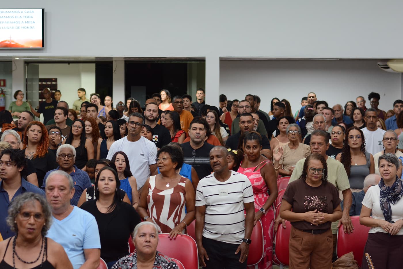 Santuário da IBVER lotado no culto de domingo, com a congregação em pé cantando