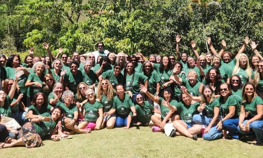 Grande encontro do Ministério de Mulheres ao ar livre, com dezenas de mulheres reunidas e sorrindo